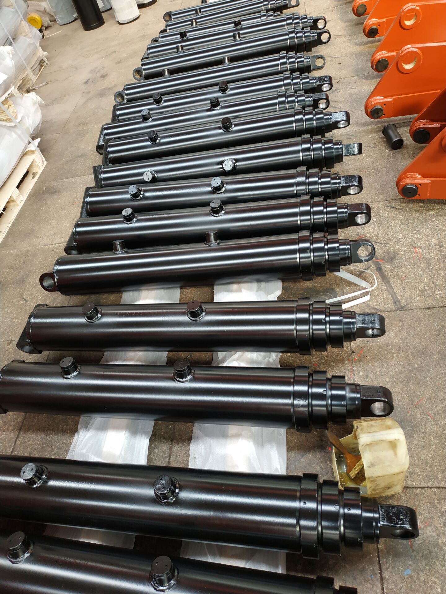 Earring type telescopic hydraulic cylinder